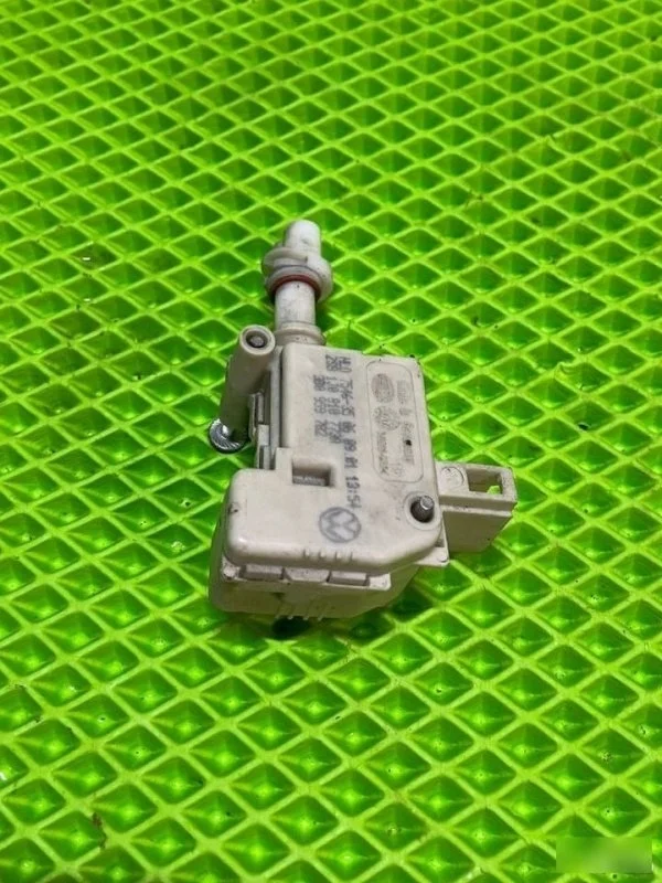 Активатор люка бензобака Volkswagen Touareg 1 2002-2006 1J0810773