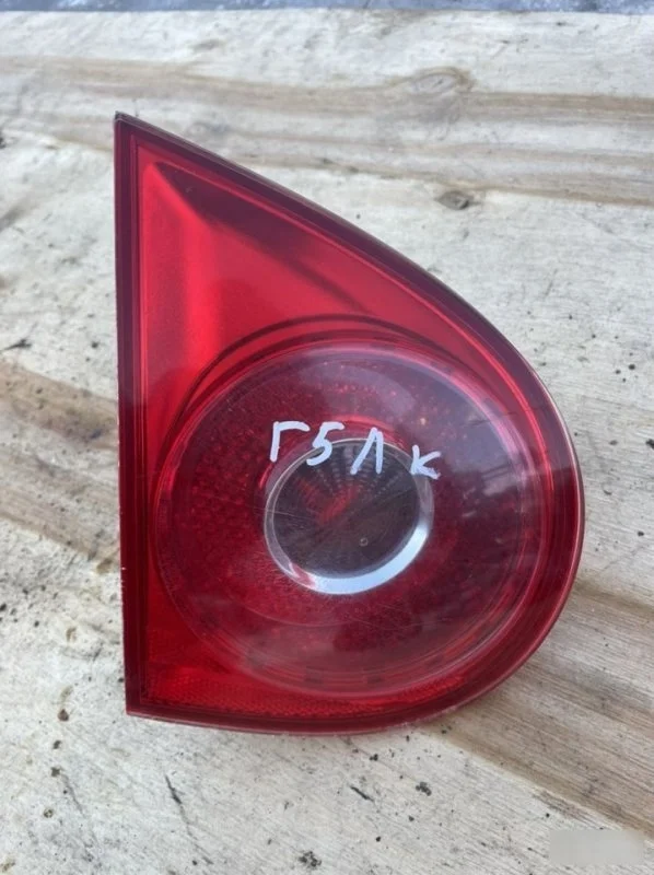 Фонарь в крышку багажника Volkswagen Golf 5 2008-2012 1K6945093F, левый