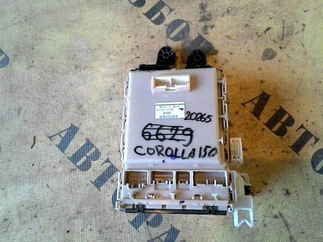 Блок предохранителей Toyota Corolla 150 2006-2013 8273012390