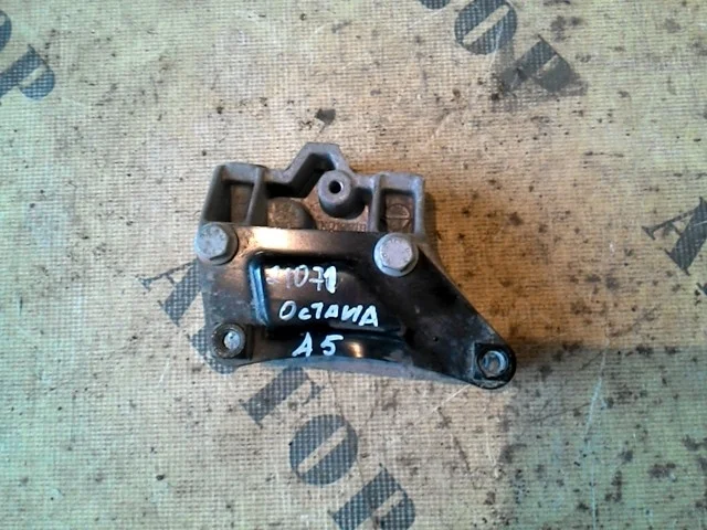 Кронштейн двигателя левый Skoda Octavia (A5) 2004-2013 1K0199111E