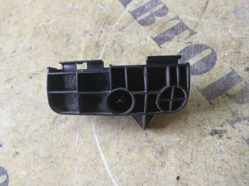 Кронштейн заднего бампера левый Toyota Auris 150 2006-2012 5256302030