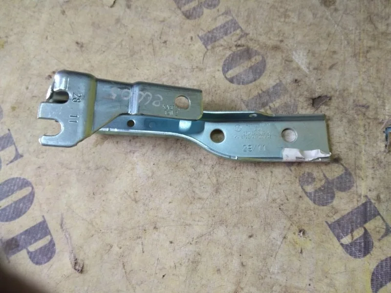 Петля капота правая Volkswagen Polo 2009-2020 6R0823302A