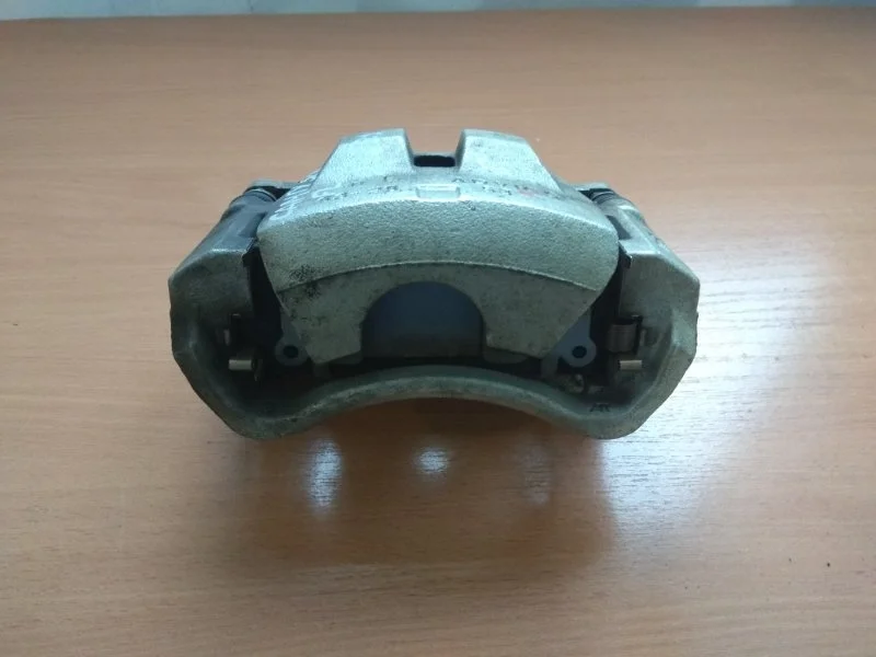 Суппорт передний левый Toyota Camry 50 2011-2017 4775033361