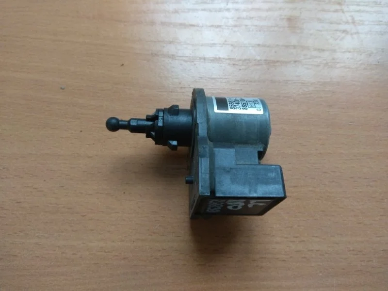 Корректор фары Toyota Land Cruiser 200 2008-2021 8566128011