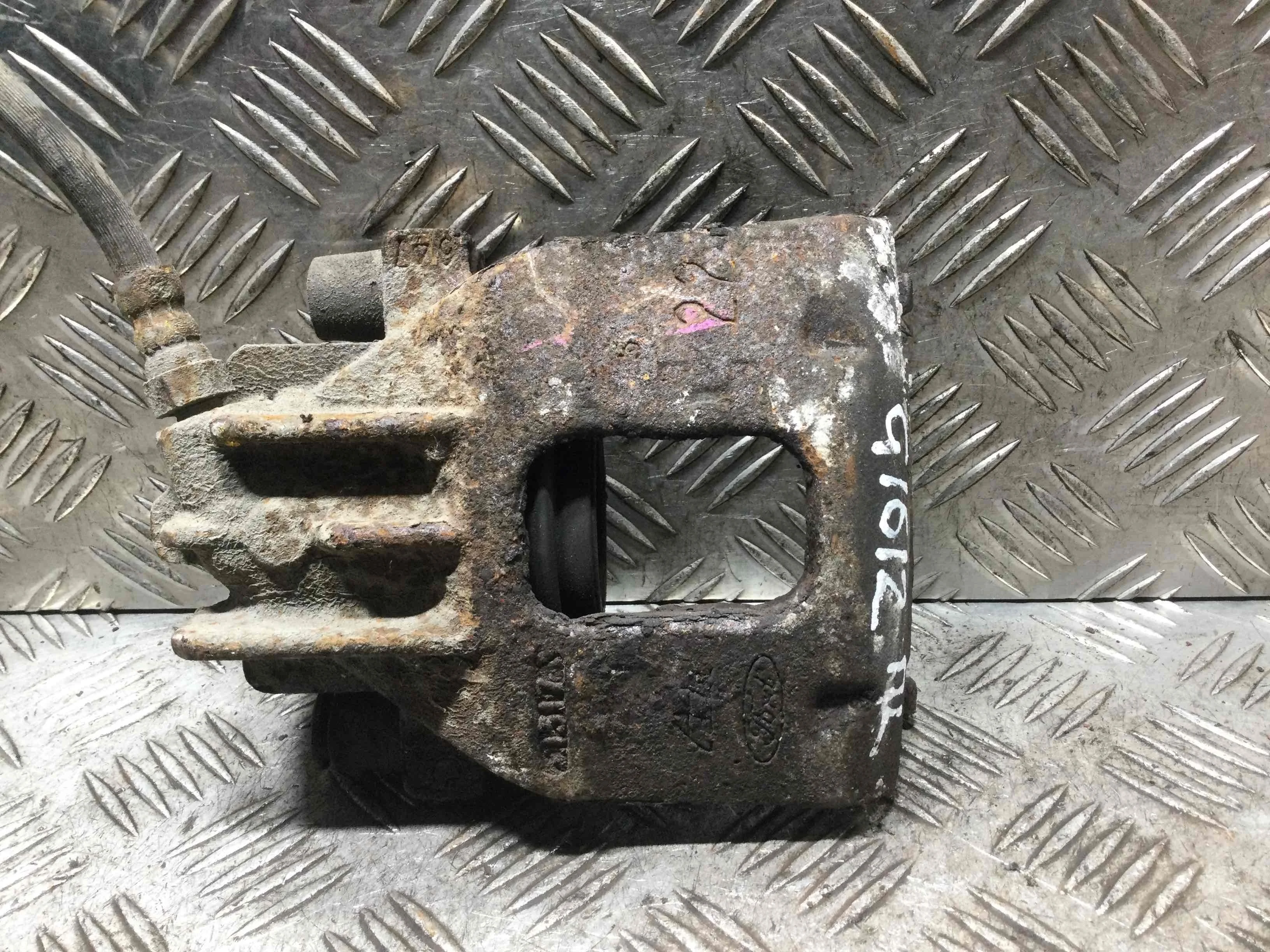 Суппорт передний левый Ford Focus 1 поколение (1998-2001) дизель 1.8 TDCi Механика Х/б