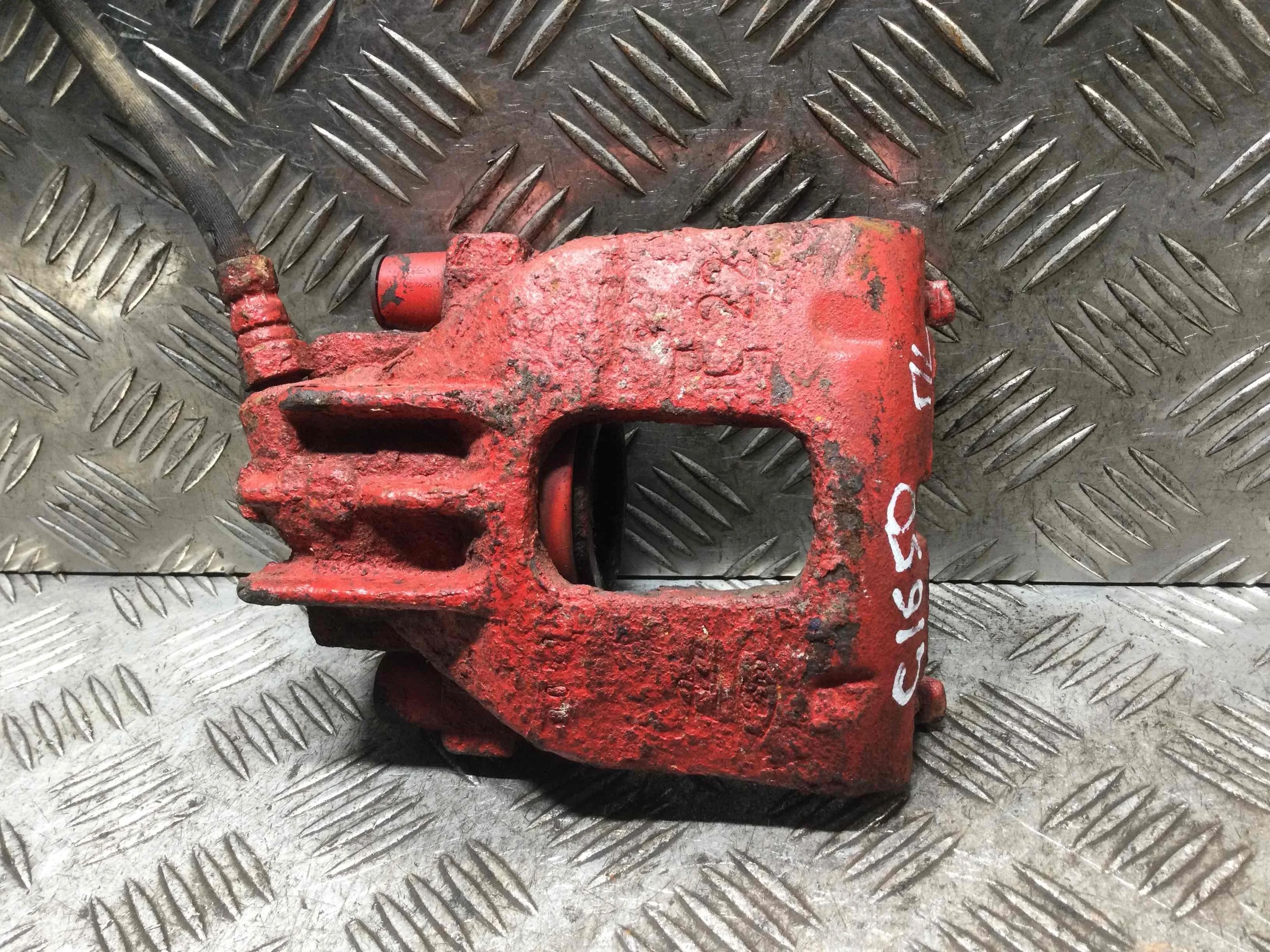 Суппорт передний левый Ford Focus 1 поколение [рестайлинг] (2001-2005) бензин 1.6 i Механика 5-дв, х/б