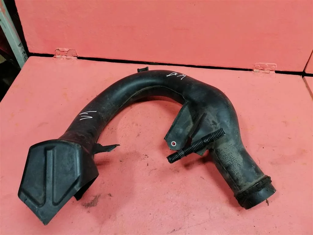 воздухозаборник Toyota RAV 4 2006-2013