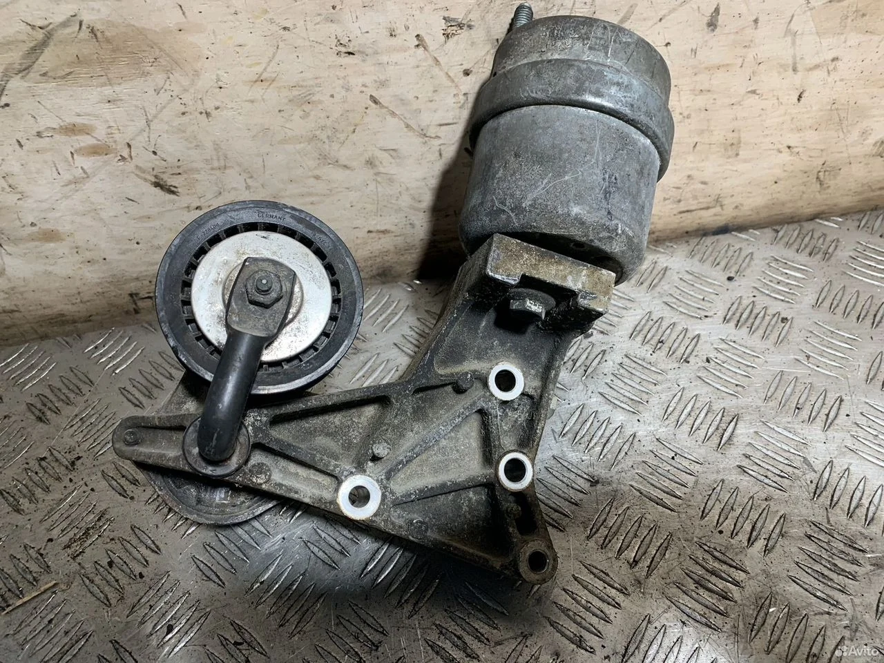 Кронштейн с натяжителем 074199207m vw transporter