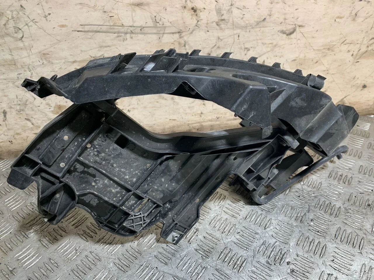 Кронштейн фары audi a4 2008-2012 8k0805607l 8k