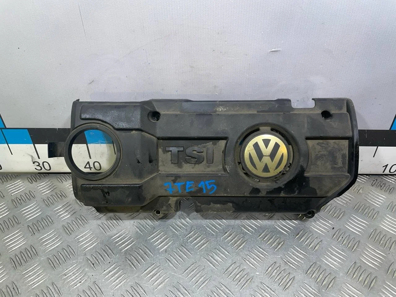 [Б/У] Накладка декоративная двигателя VW - (Состояние: в сборе с эмблемой 06F103940) [ХОРОШЕЕ] [Код: 00579839 ]