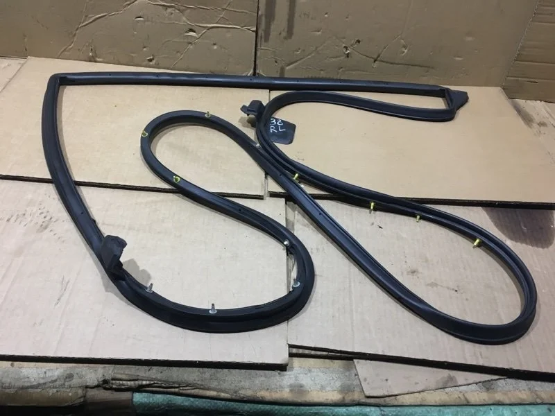 Уплотнитель двери Toyota Land Cruiser 2011 6787260110 URJ200 1VD-FTV 4.5, задний левый