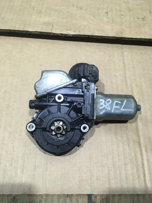 Моторчик стеклоподъемника передний левый Toyota Land Cruiser 2011 8572072011 URJ200 1VD-FTV 4.5