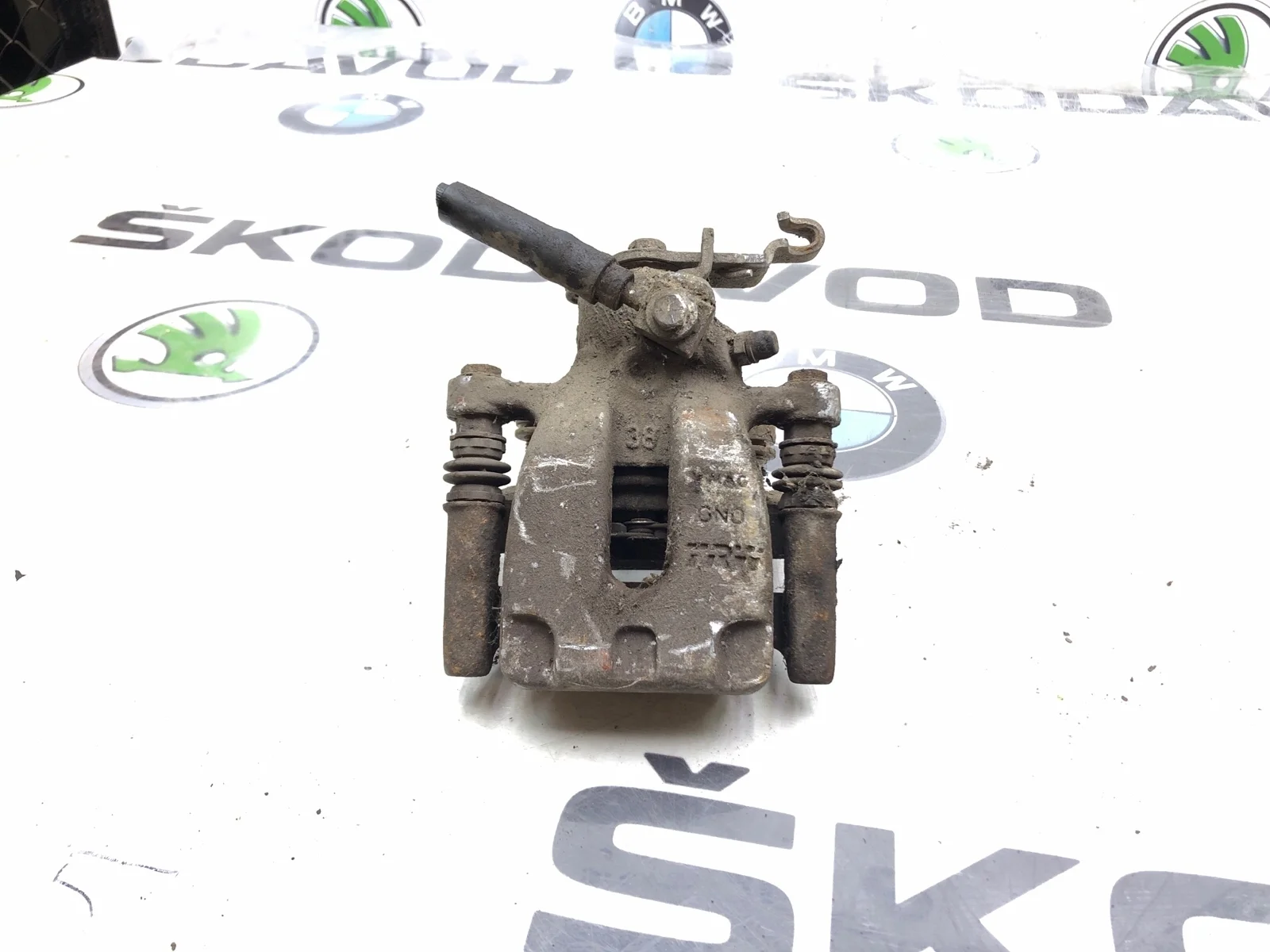 Суппорт тормозной Skoda Octavia 2014 5Q0615423A A7 (5E), задний левый