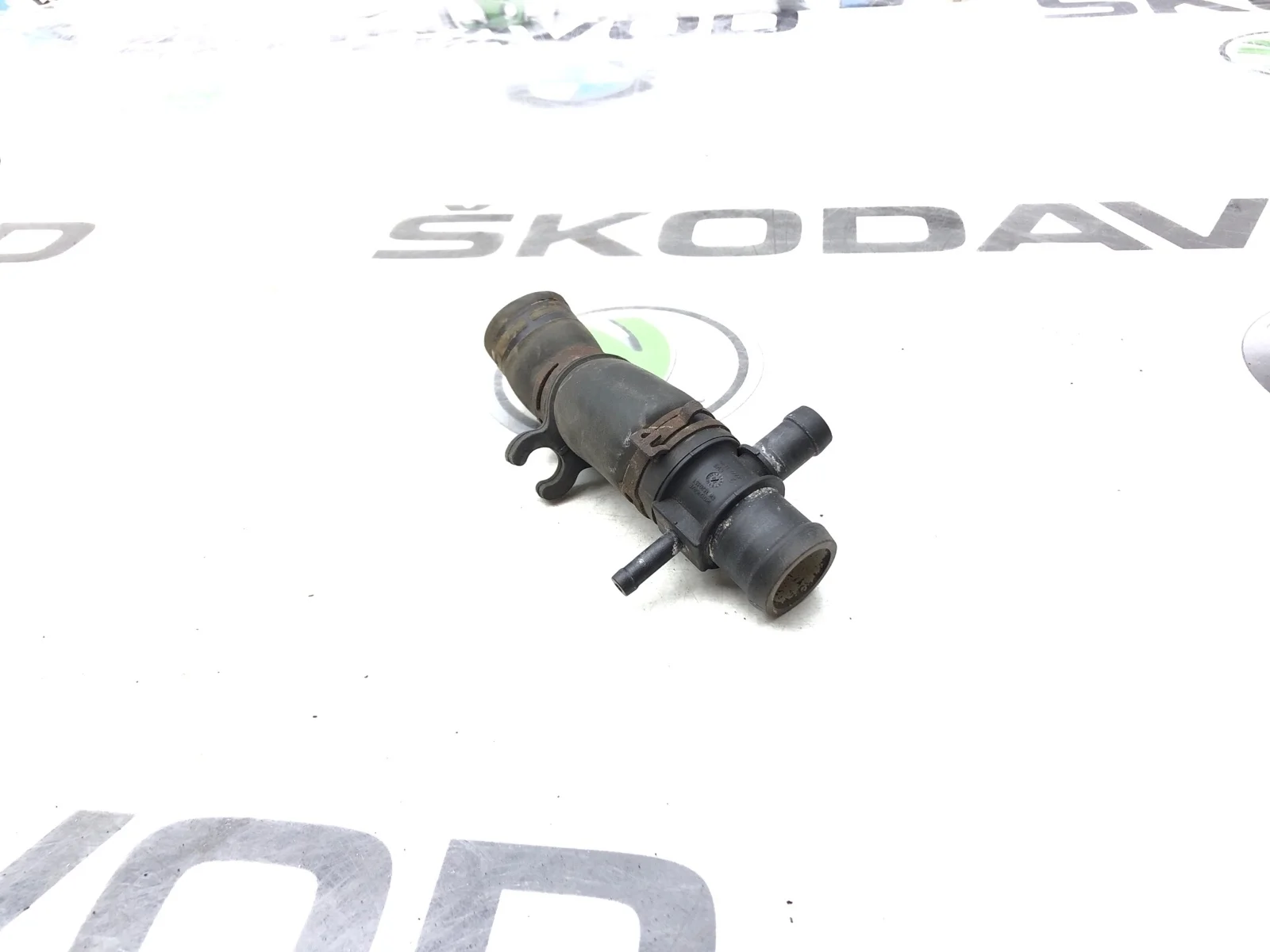Тройник системы охлаждения Skoda Octavia 2011 1K0121087E A5 (1Z) 1.6 BSE