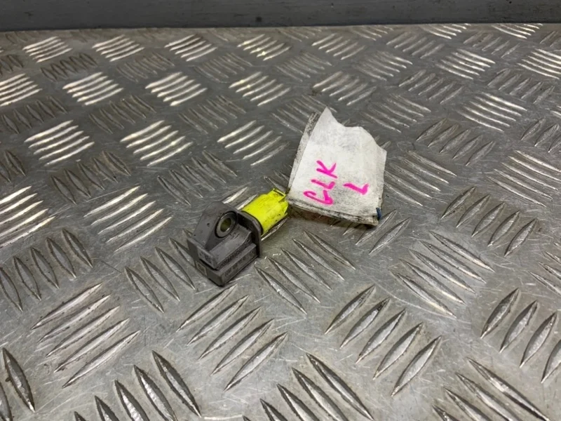 Датчик удара Mercedes GLK X204