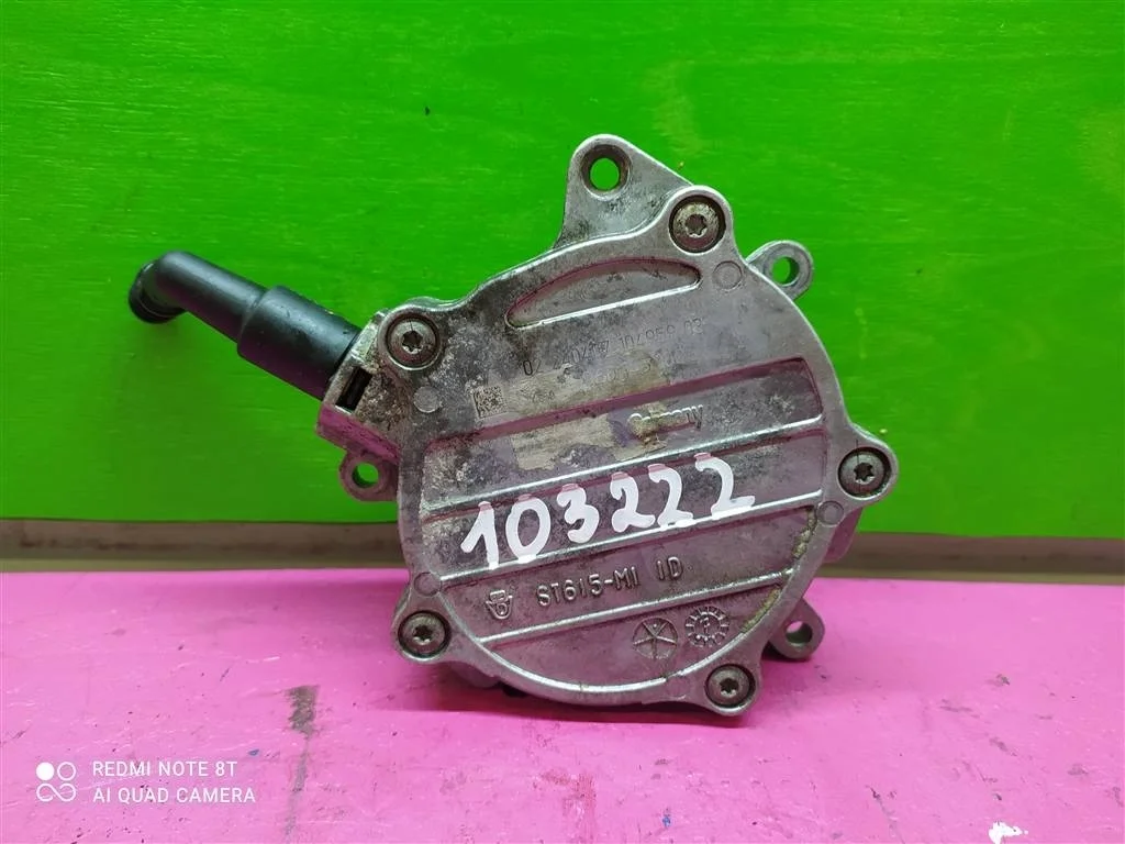 Вакуумный насос Audi A4 A6 Passat 2,0 06D145100E