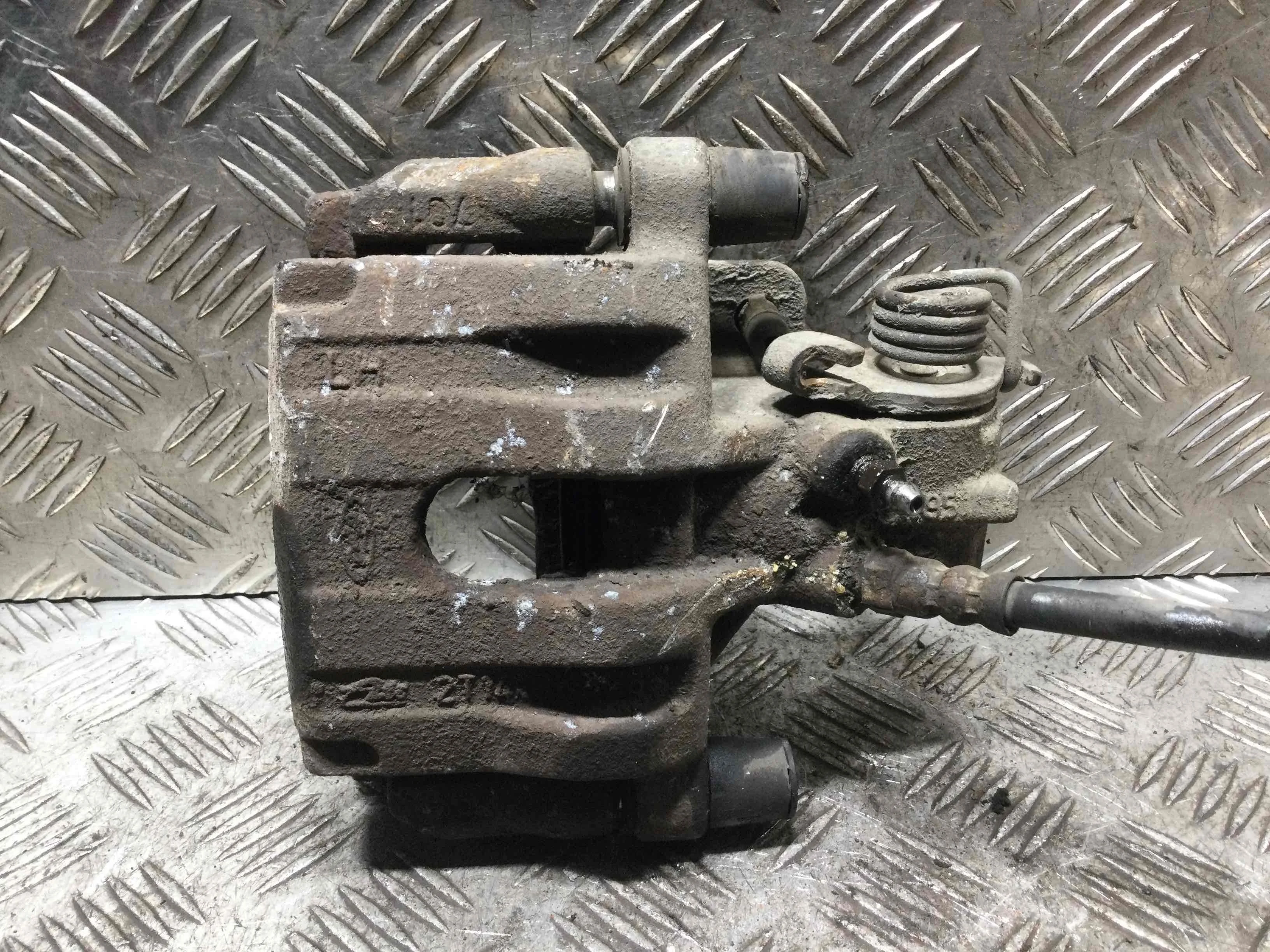 Суппорт задний левый Ford Transit Connect 1 поколение (2002-2009) дизель 1.8 TDCi Механика Фургон