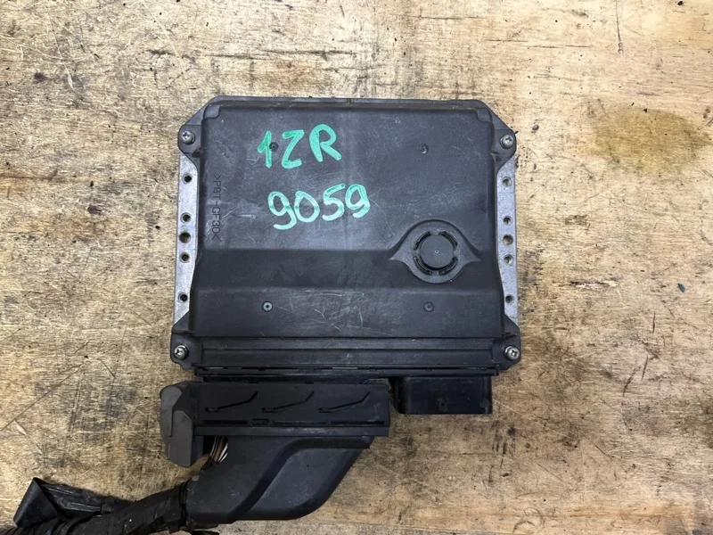 Блок управления двигателем TOYOTA AURIS ZRE151