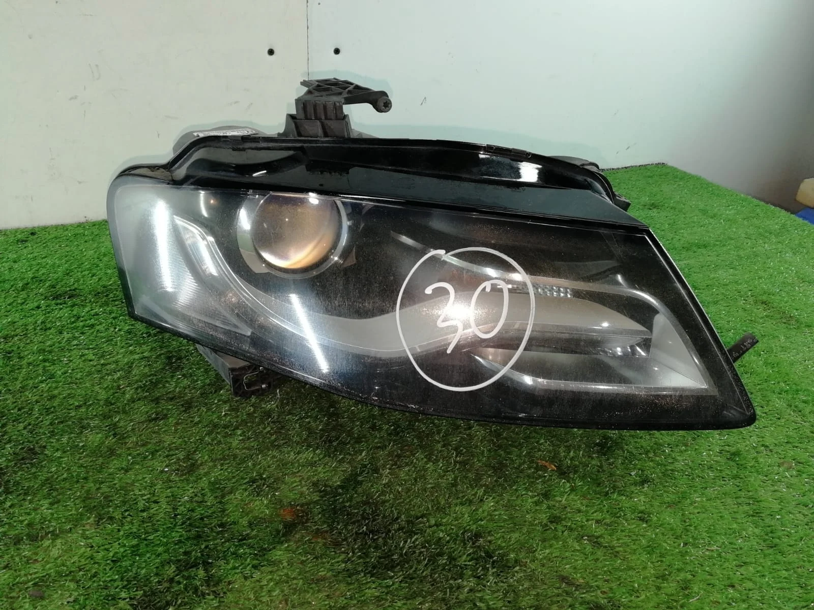 Фара правая ксенон Audi A4 B8 Audi A4 B8 8K CDH 2WD B8 (2007—2011) 8K0941004D