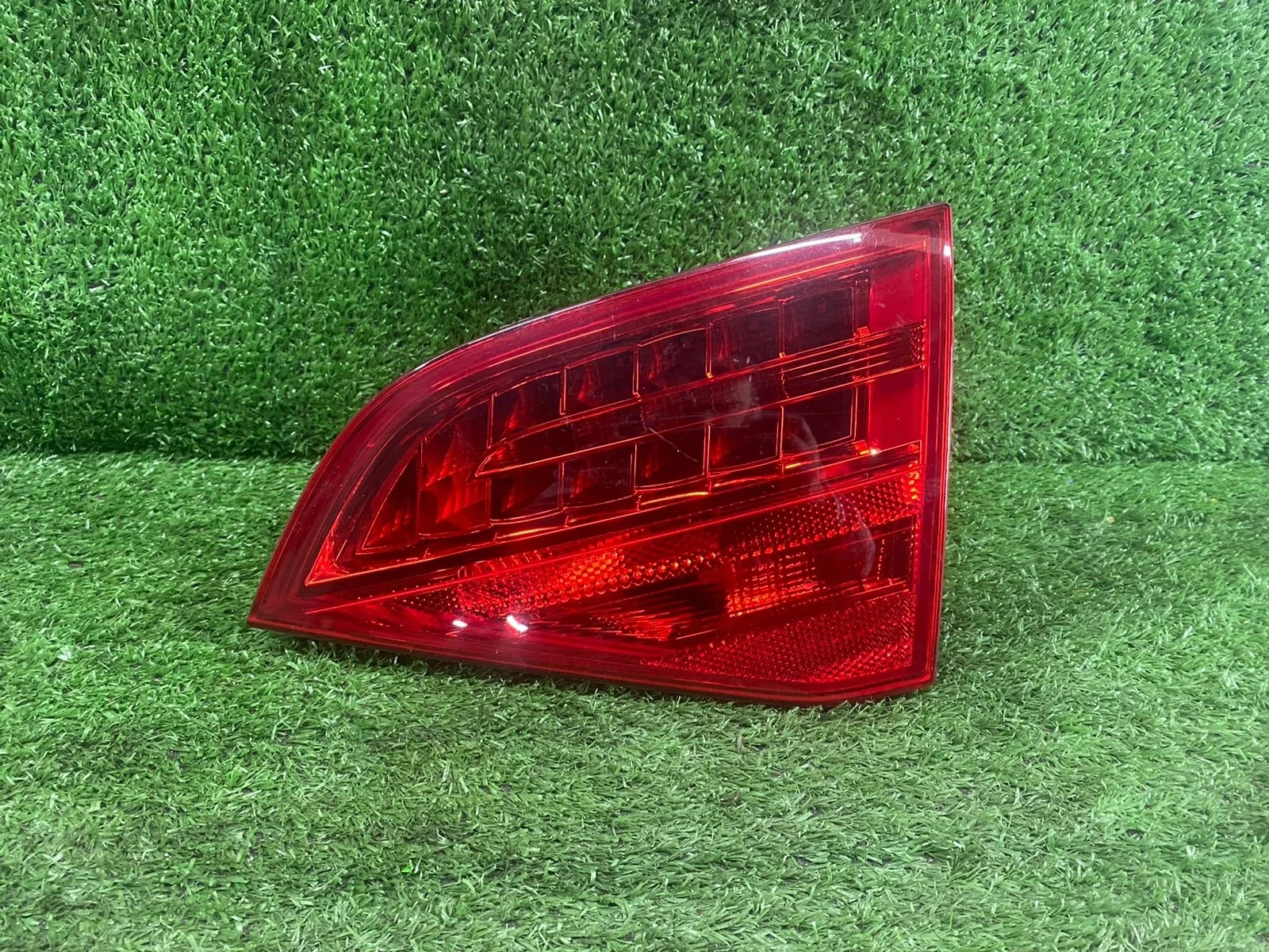 Фонарь задний правый в крышку Audi A4 B8 8K CDH 2WD B8 (2007—2011) 8K9945094B