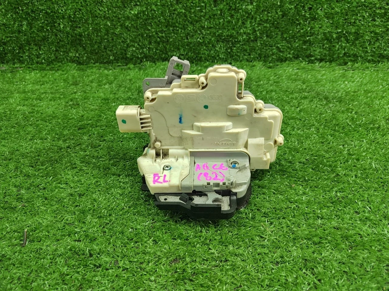 Замок двери задний Audi A6 C6  CAJA 4WD C6 рестайлинг (2008—2011) 4F0839015