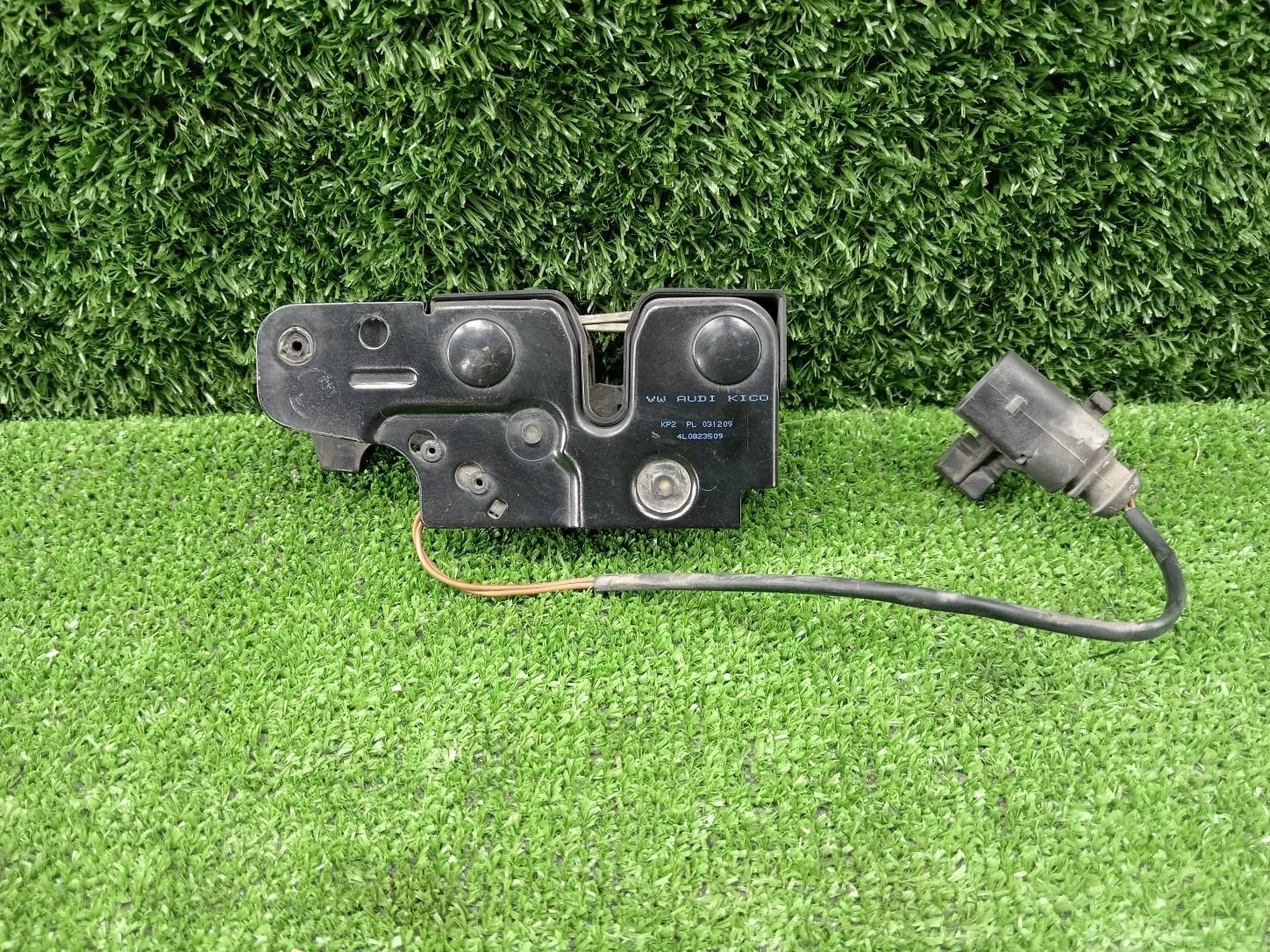 Замок капота Audi Q7 4L    4L0823509