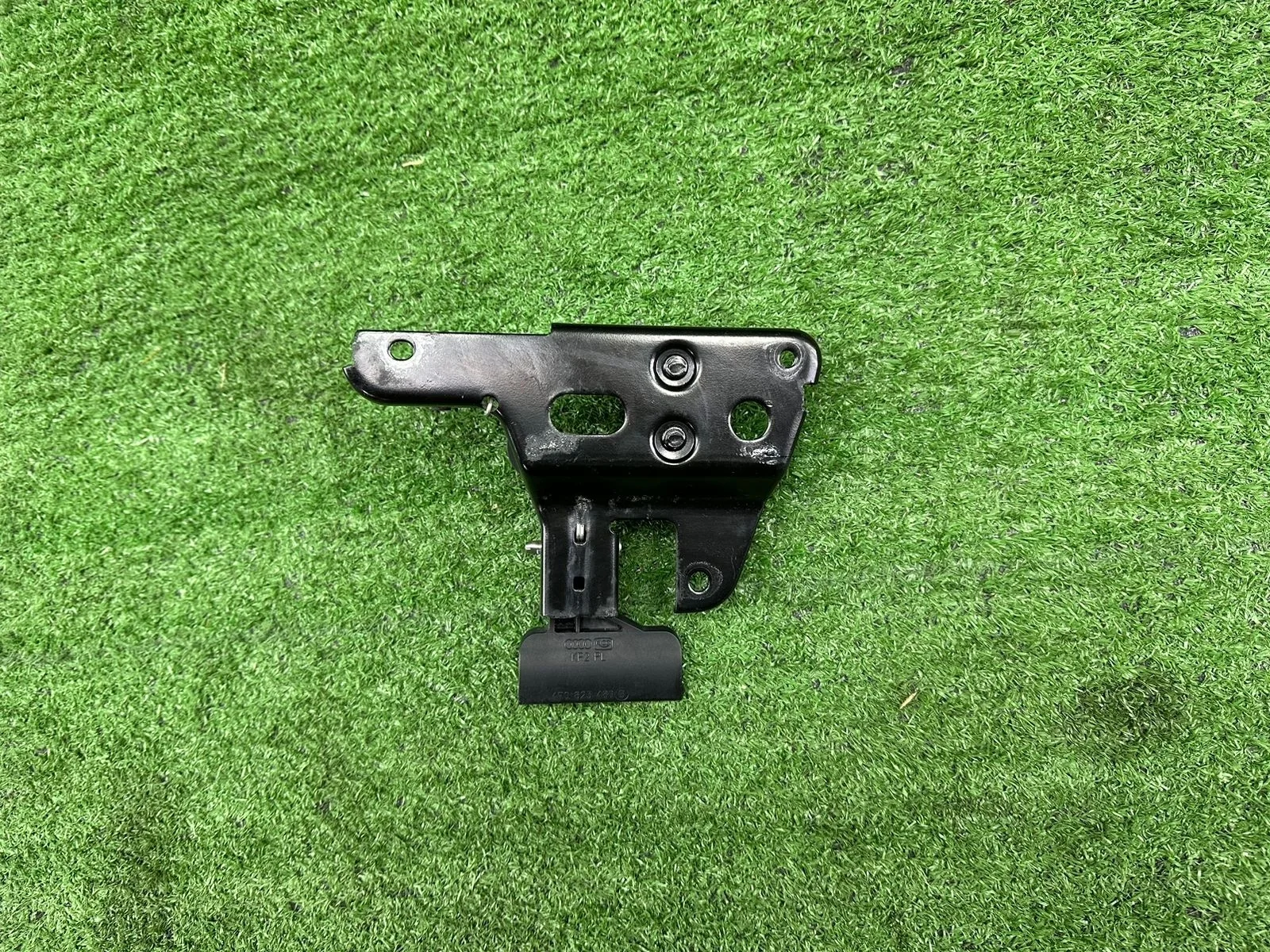 Замок капота крюк Audi A6 C6  CCE 4WD  4F0823480B