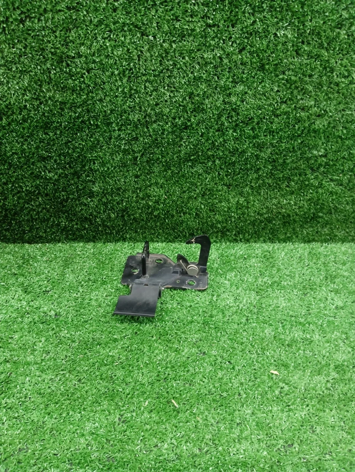 Замок капота крюк Audi Q7 4L    4L0823480
