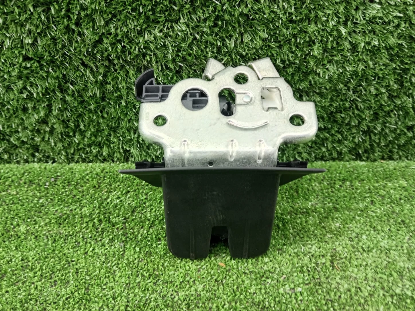 Замок крышки багажника Audi Q3 8U  CPS 4WD  8K9827505A