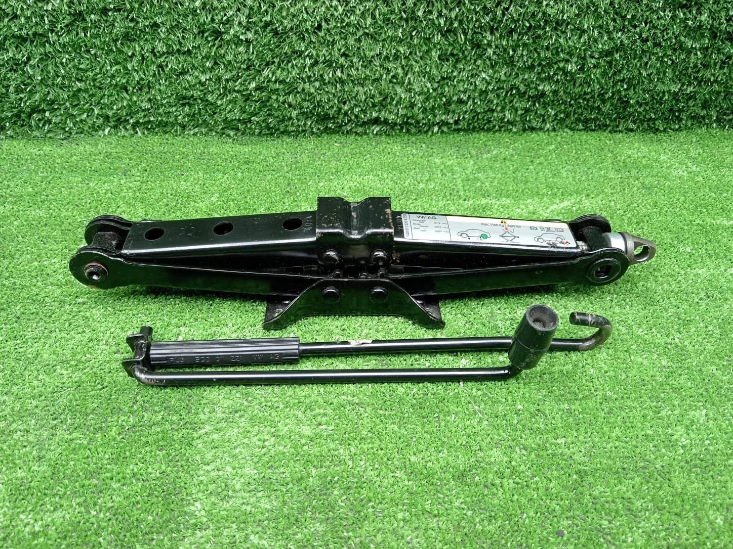 Домкрат Volkswagen Golf Mk7  CJZA 2WD  5Q0011031B