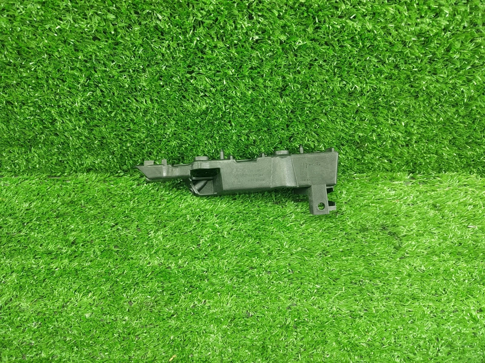 Крепление бампера переднего левое Audi A6 C7       4G0807283