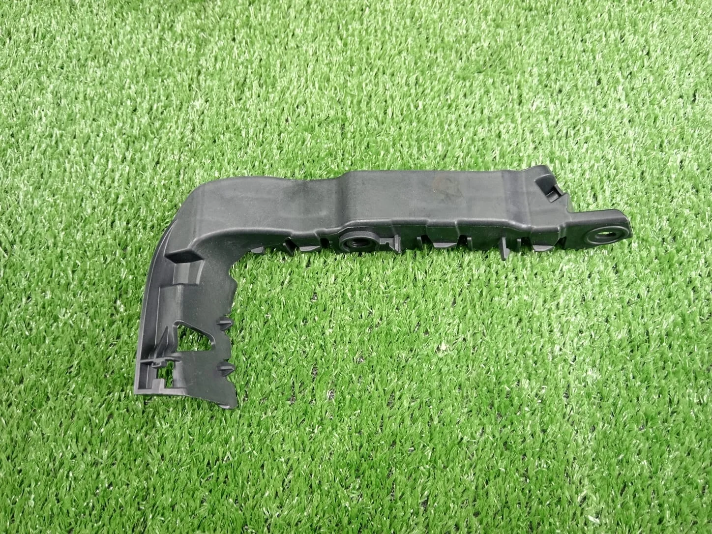 Кронштейн крепления бампера левый Audi A3 S3 8V Sedan       8V5807183