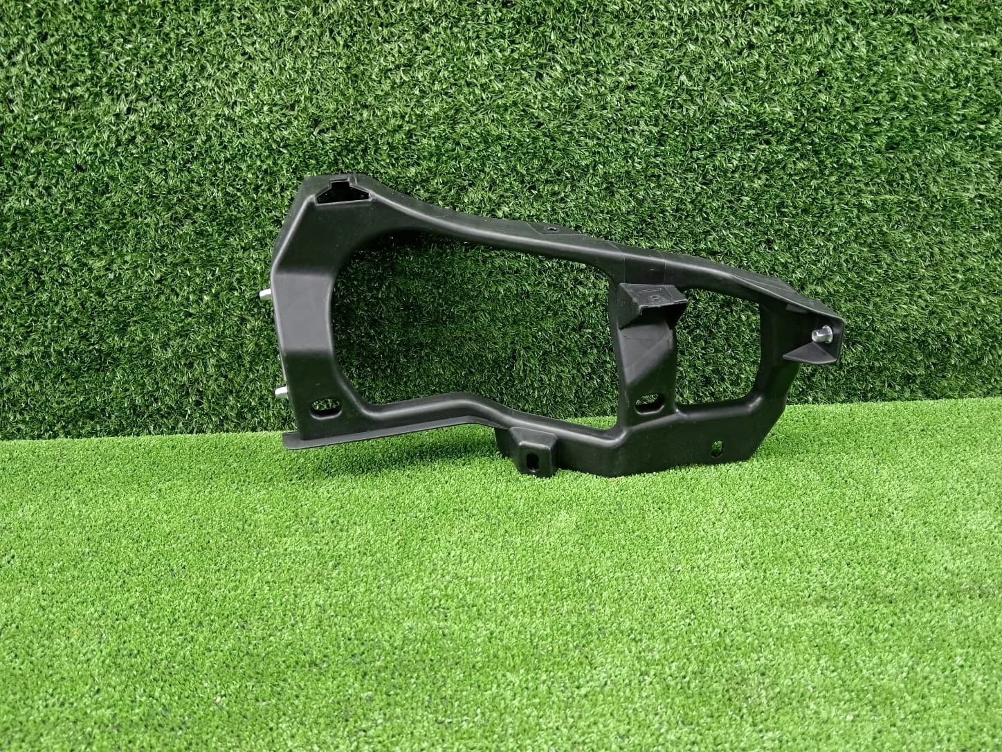Кронштейн правой фары VW Touareg NF 7P 2011-2018       7P6806510