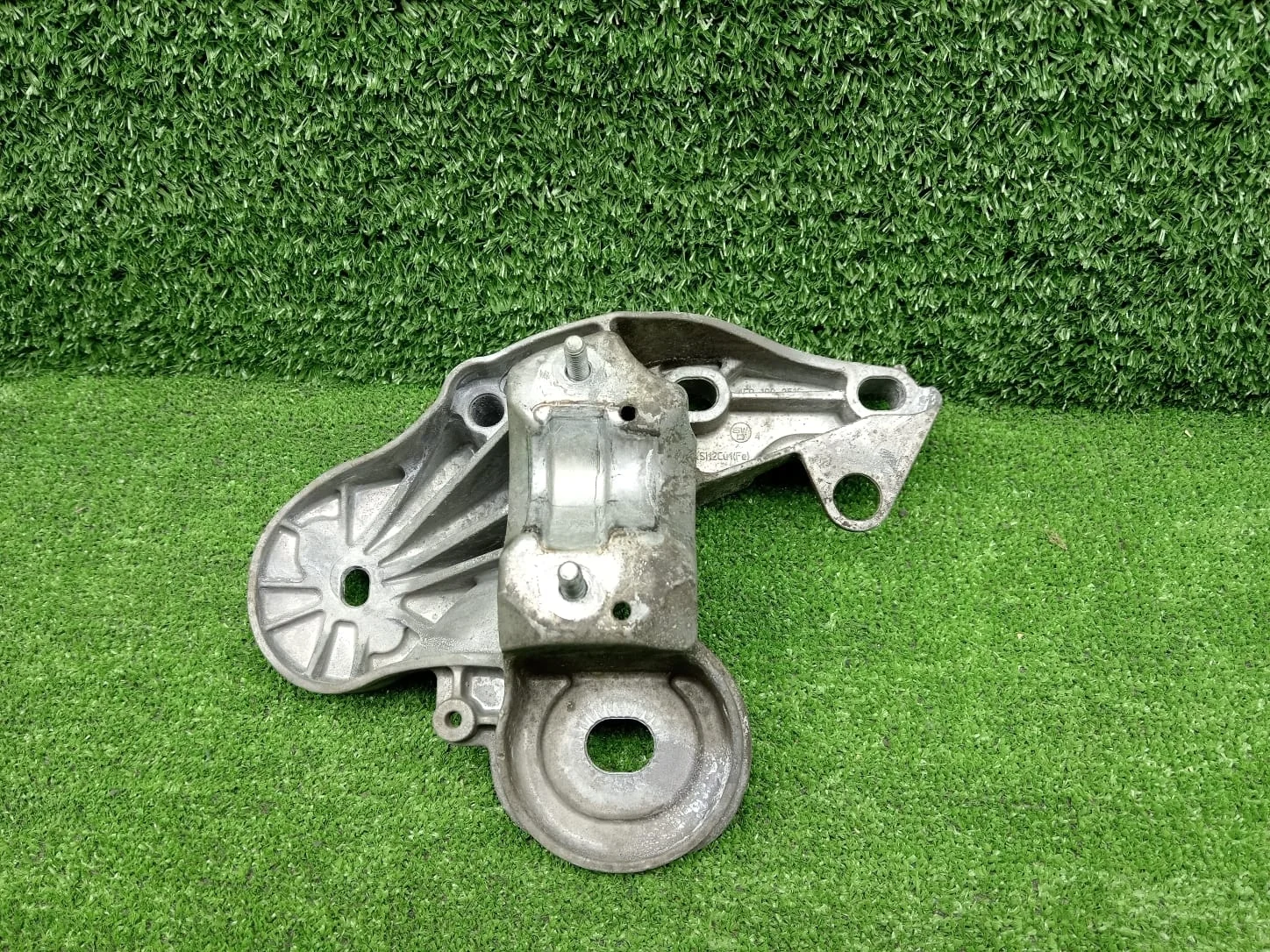 Кронштейн опоры ДВС левый Audi A6 C6  CAJA 4WD  4F0199351S