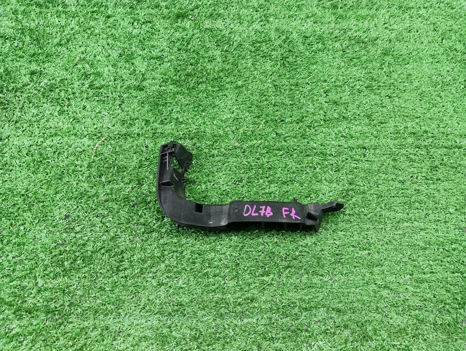 Крепление бампера правое Audi S3 8V  CJXF 4WD  8V3807184A