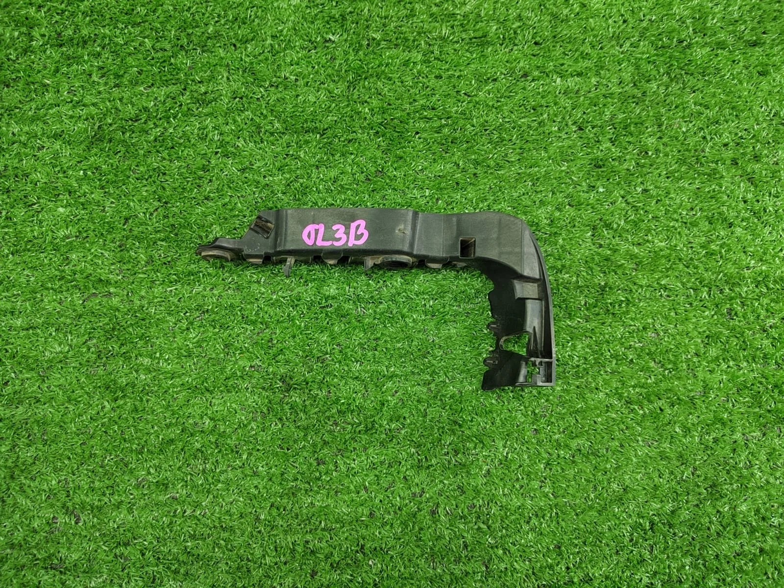 Крепление бампера правое Audi A3 8V  CJS 4WD  8V3807184A