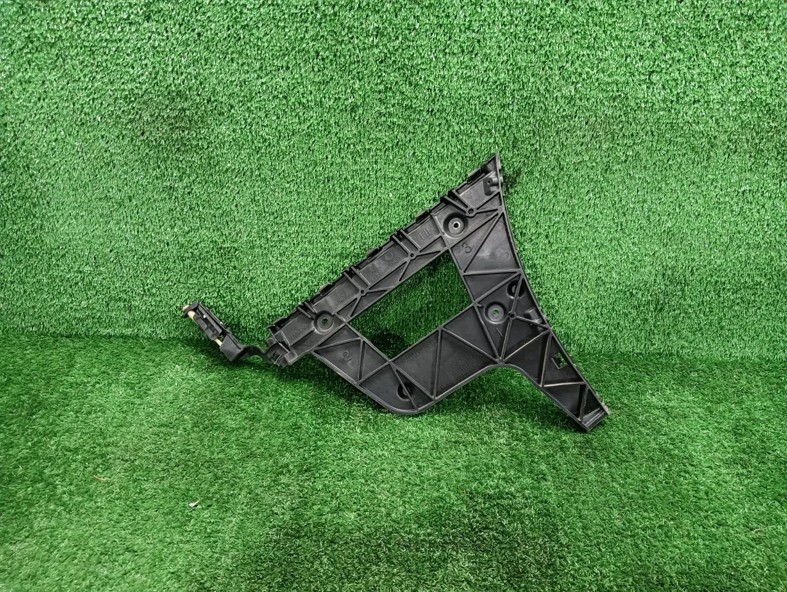Крепление заднего бампера правое Audi A4 B8 8K CDH 2WD B8 (2007—2011) 8K9807454