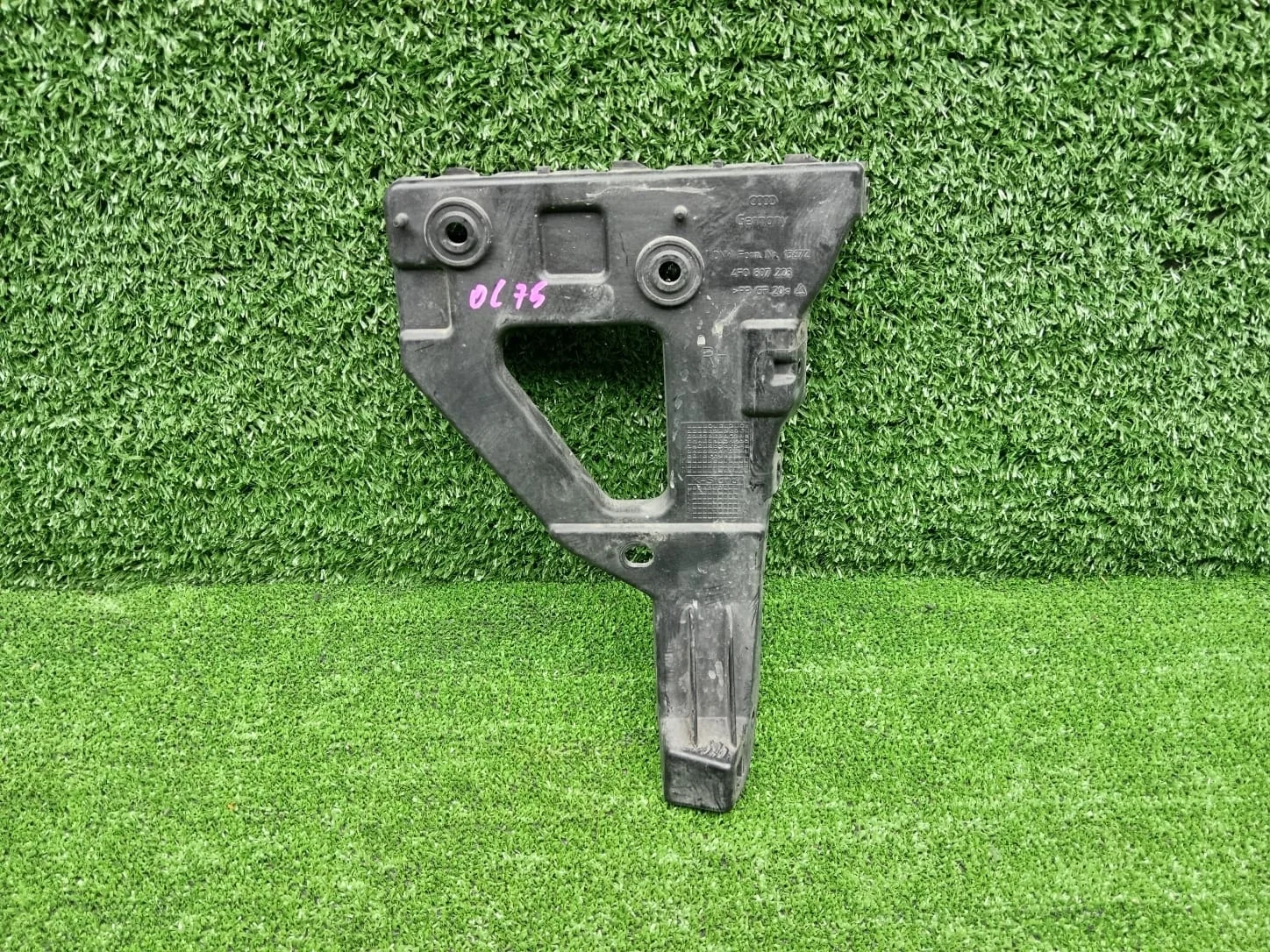 Крепление переднего бампера правое Audi A6 C6  CAJA 4WD  4F0807228