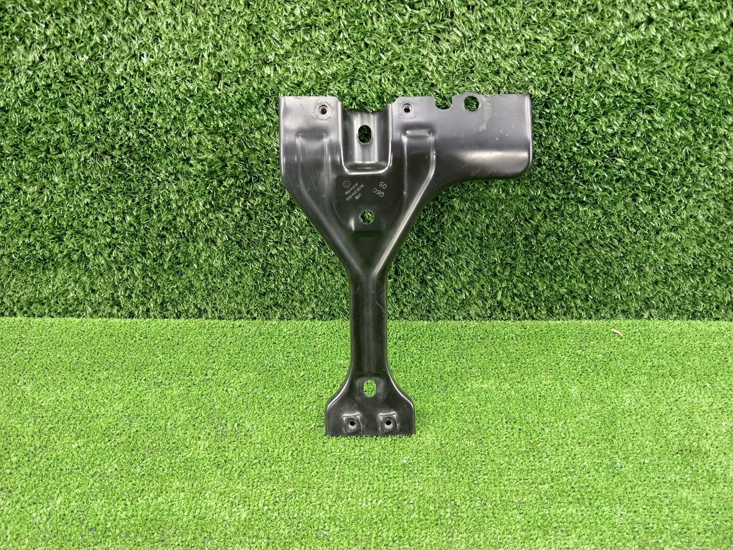 Кронштейн замка капота VW Tiguan       5N0805567B