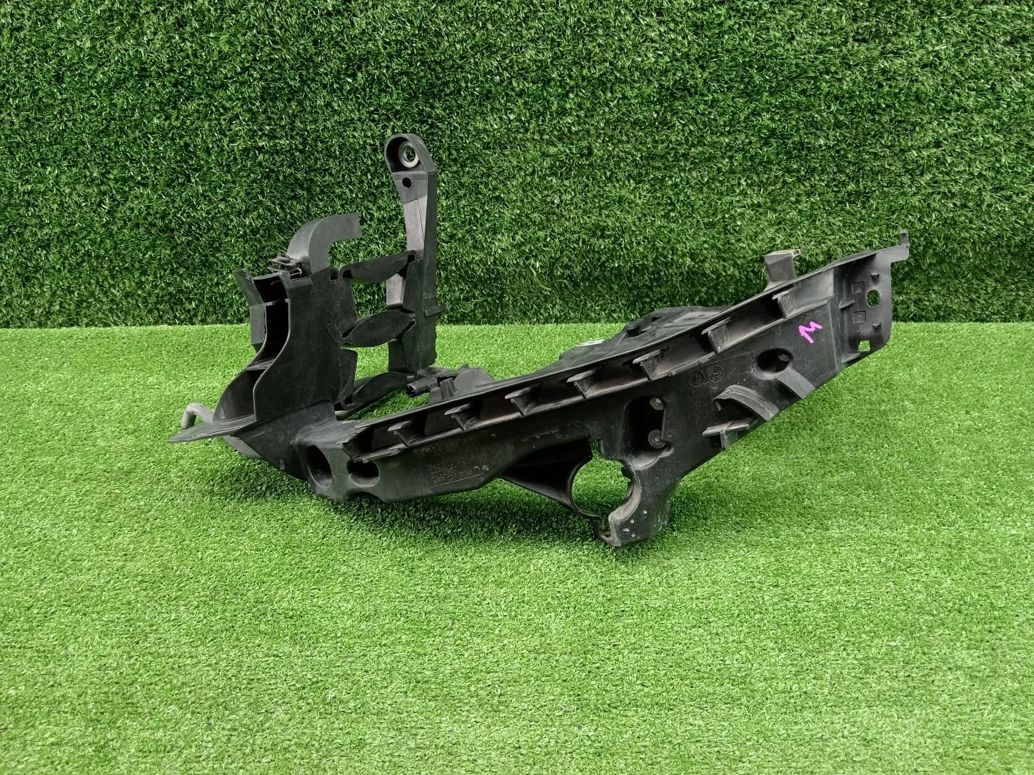 Кронштейн крепления фары левый Audi A4 B8 8K CDN; CDH; CALA 2WD; 4WD B8 (2007—2011) 8K0805607L