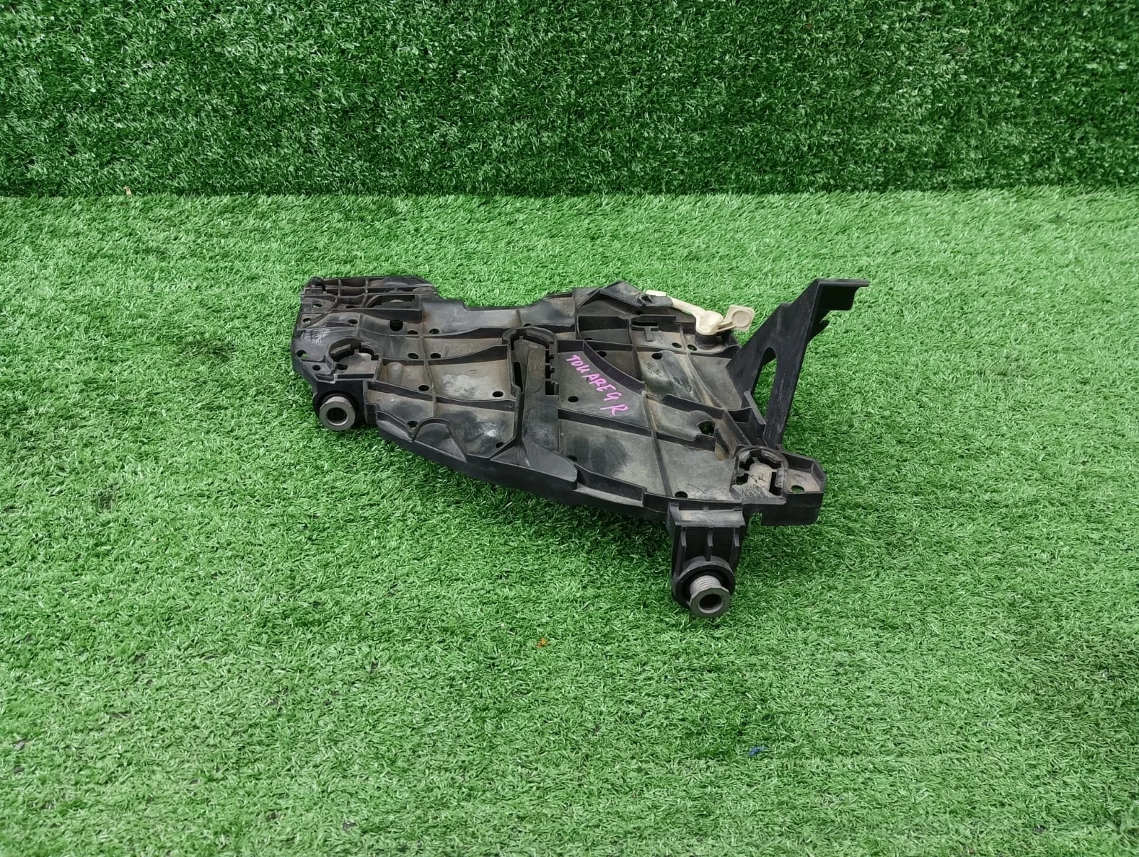 Кронштейн крепления фары правый Volkswagen Touareg 7L     7L6941292