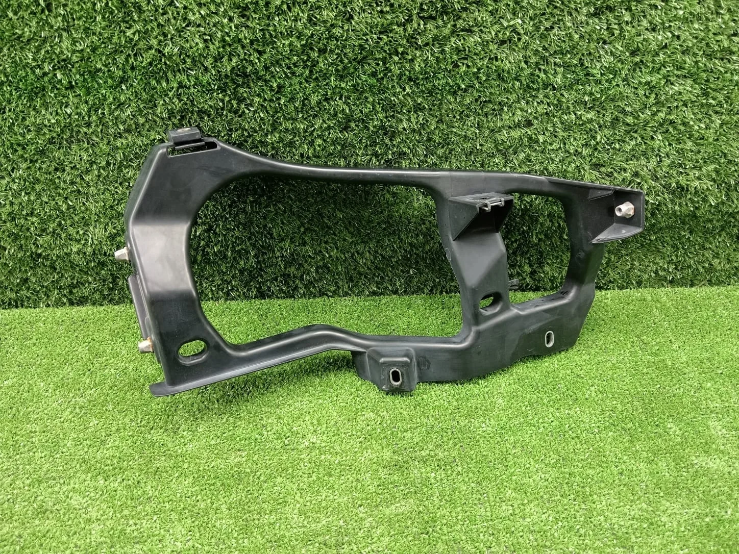 Кронштейн правой фары VW Touareg NF 7P 2011-2018       7P6806510