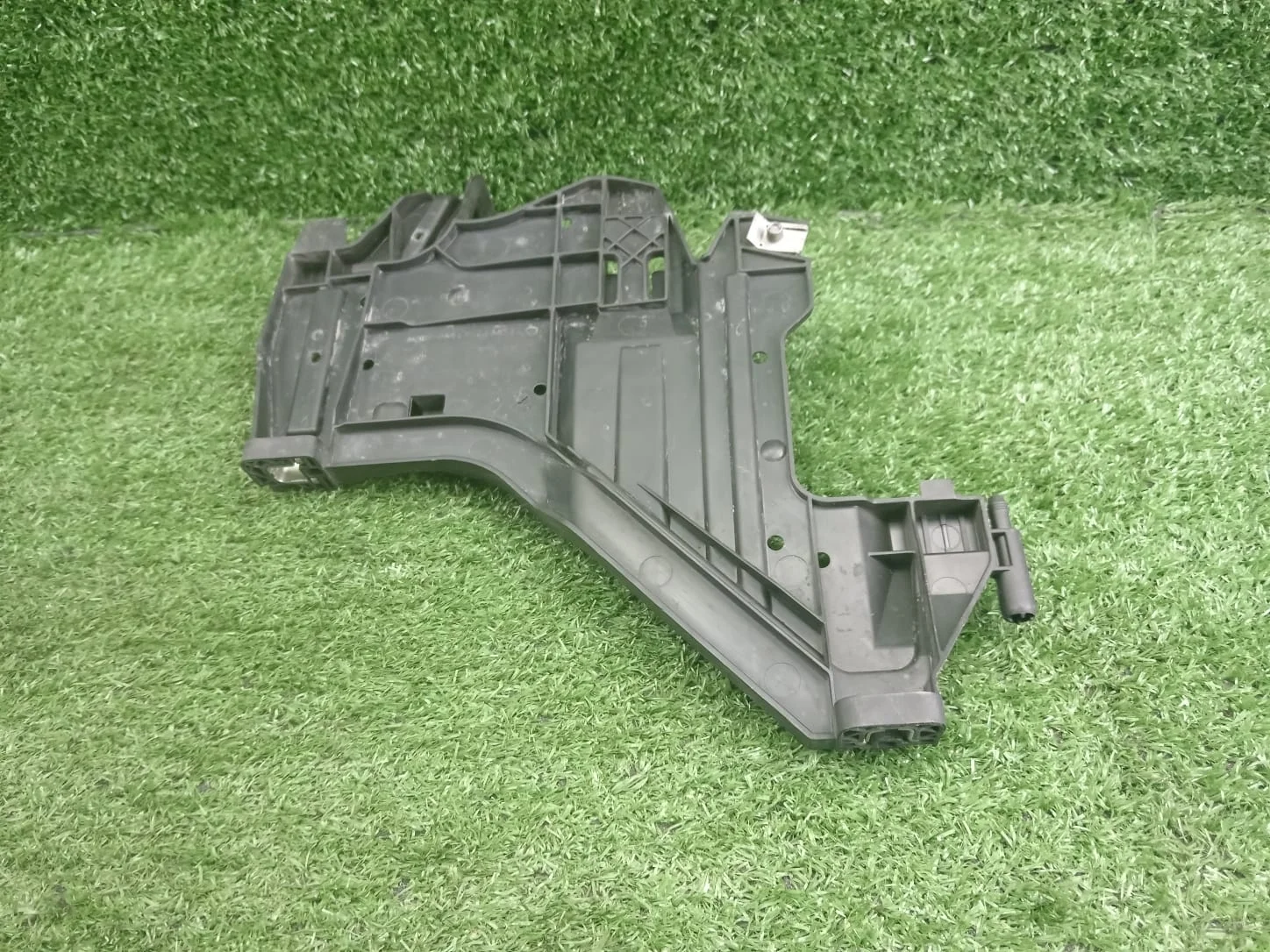 Площадка крепления  левой фары Audi A4 B8 8K CALA 4WD B8 (2007—2011) 8K0941453