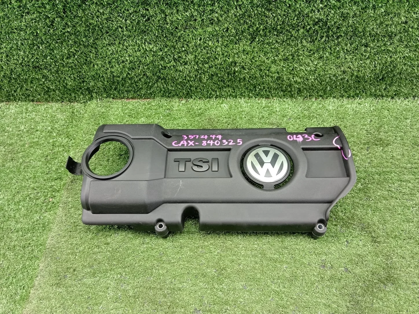 Декоративная крышка двигателя Volkswagen Passat b7  CAXA 2WD  03C103925AM