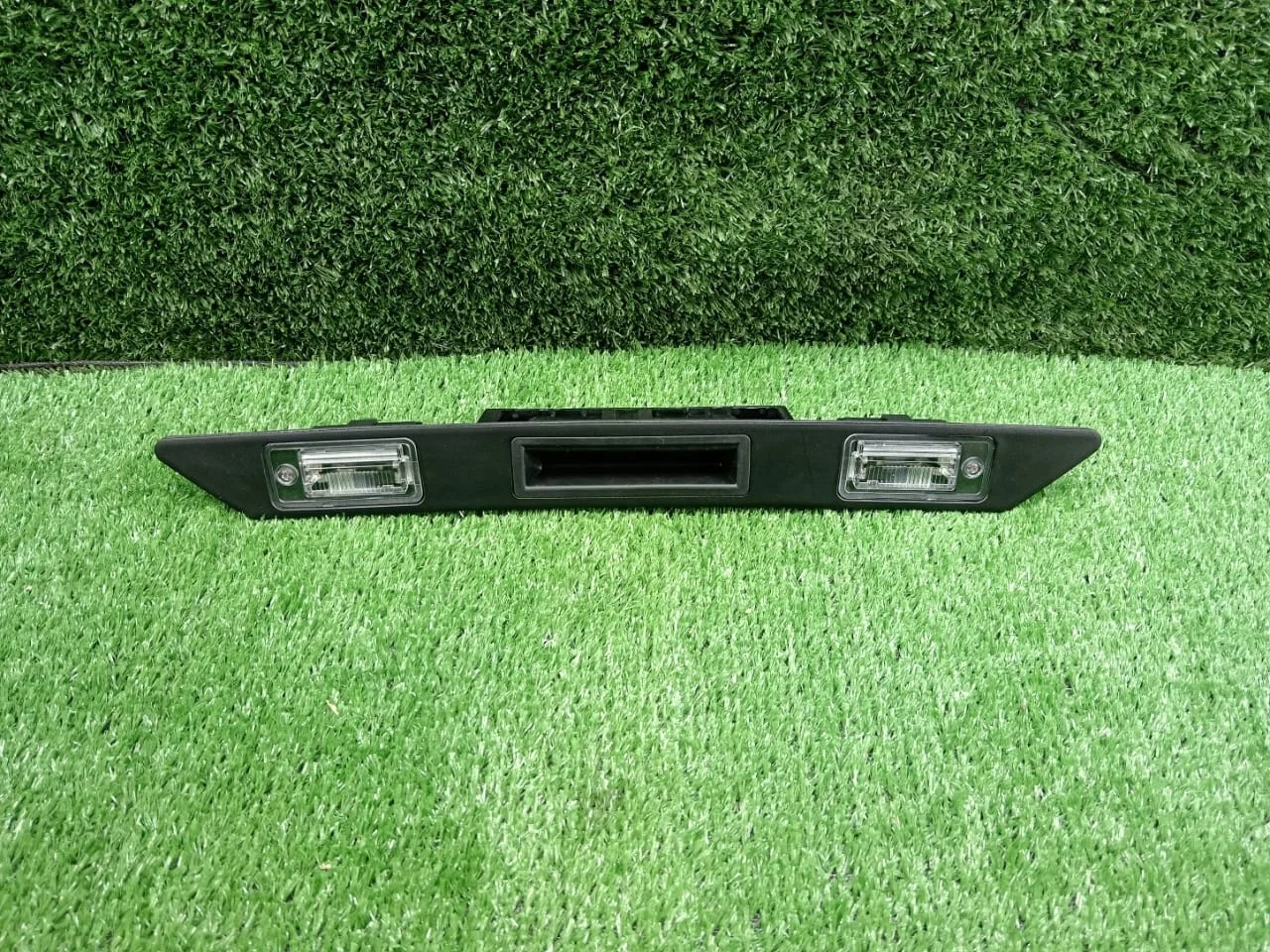 Планка подсветки номера Audi A3 A4 A6 Q7       8P48275743FZ