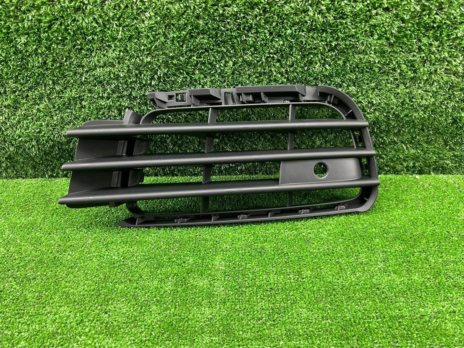 Решетка бампера левая Volkswagen Touareg NF 7P6853665A       7P6853665