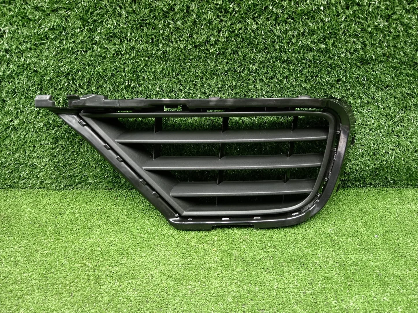 Решетка переднего бампера левая VW Touareg NF рест       7P6853665B