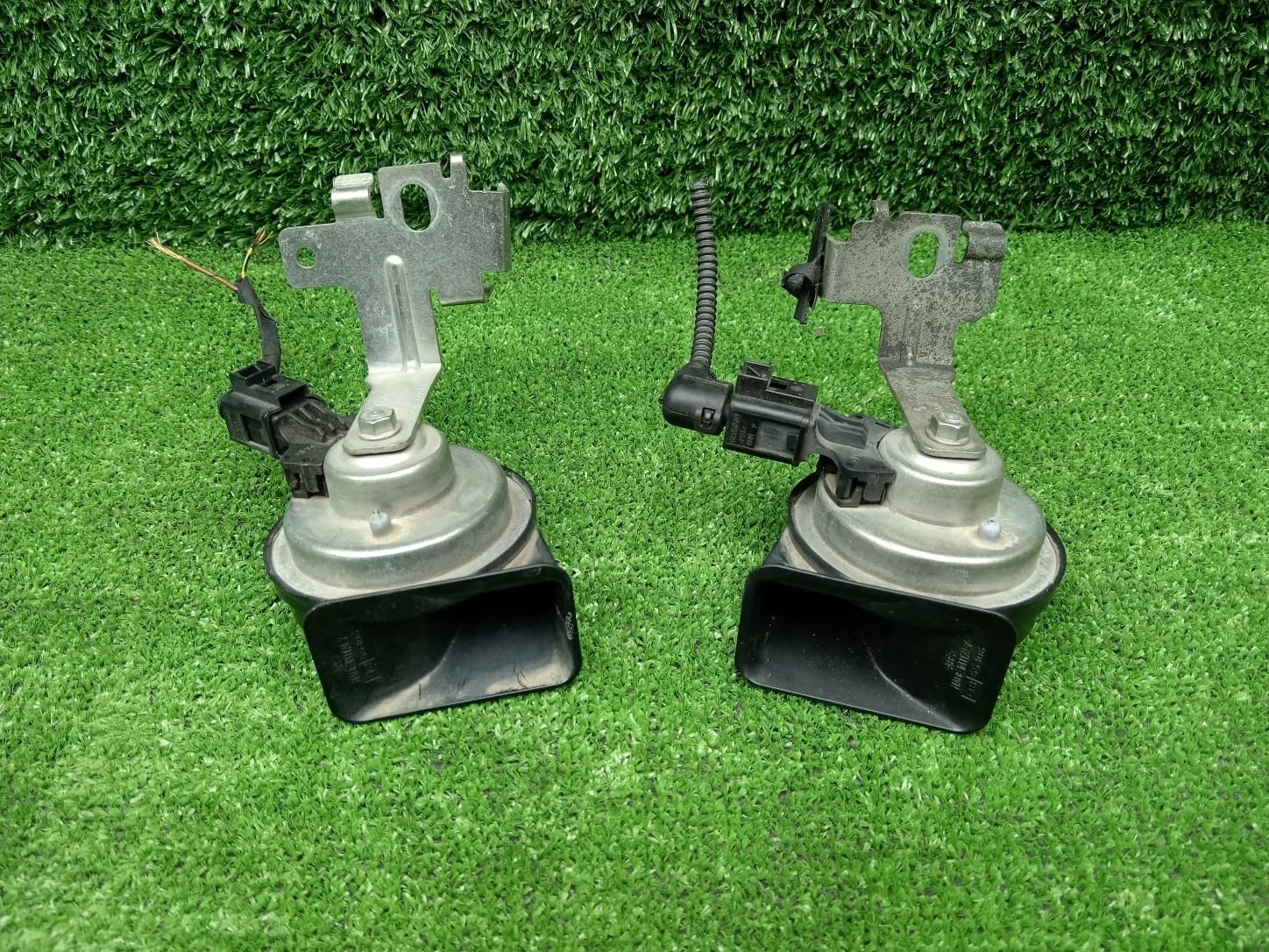Комплект звуковых сигналов с кронштейнами Volkswagen Golf Mk7  CJZA 2WD  5Q0951221