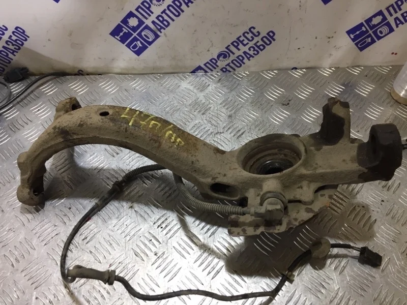 Поворотный кулак Audi A4 B5 1997 8D0407258AM СЕДАН 1.6 ADP, передний правый