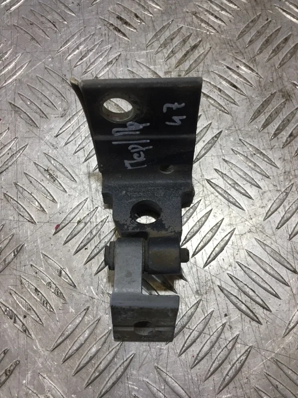 Петля двери Audi A4 B5 1997 8D0831401B СЕДАН 1.6 ADP, передняя